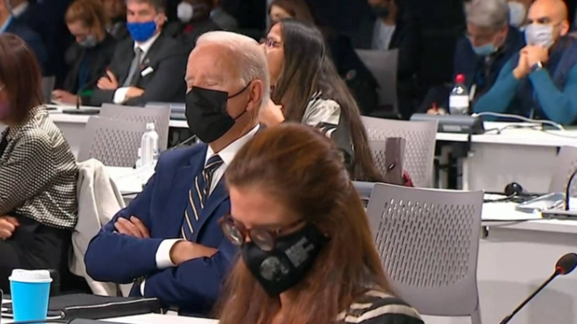 الكاميرا تلتقط لحظة غفوة بايدن في قمة المناخ