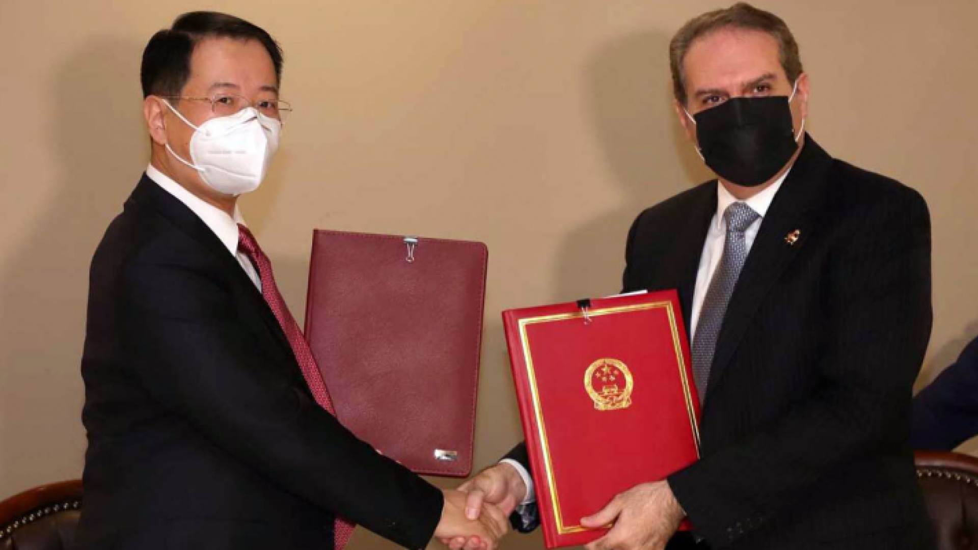 وزير الصحة فراس الهواري والسفير الصيني في عمّان تشن تشوان دونغ