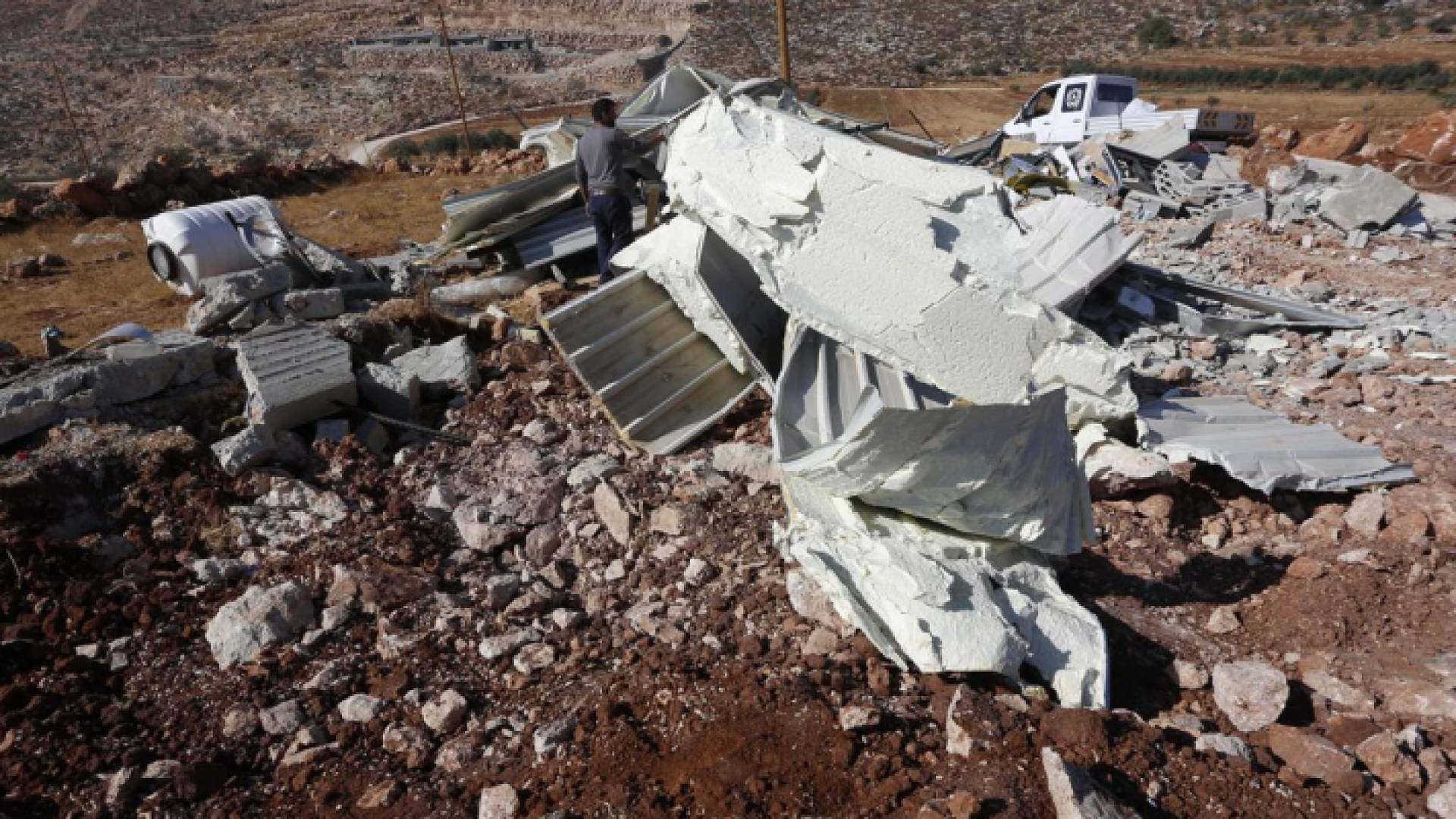 كام المسجد الذي هدمته قوات الاحتلال في بلدة دوما جنوب نابلس