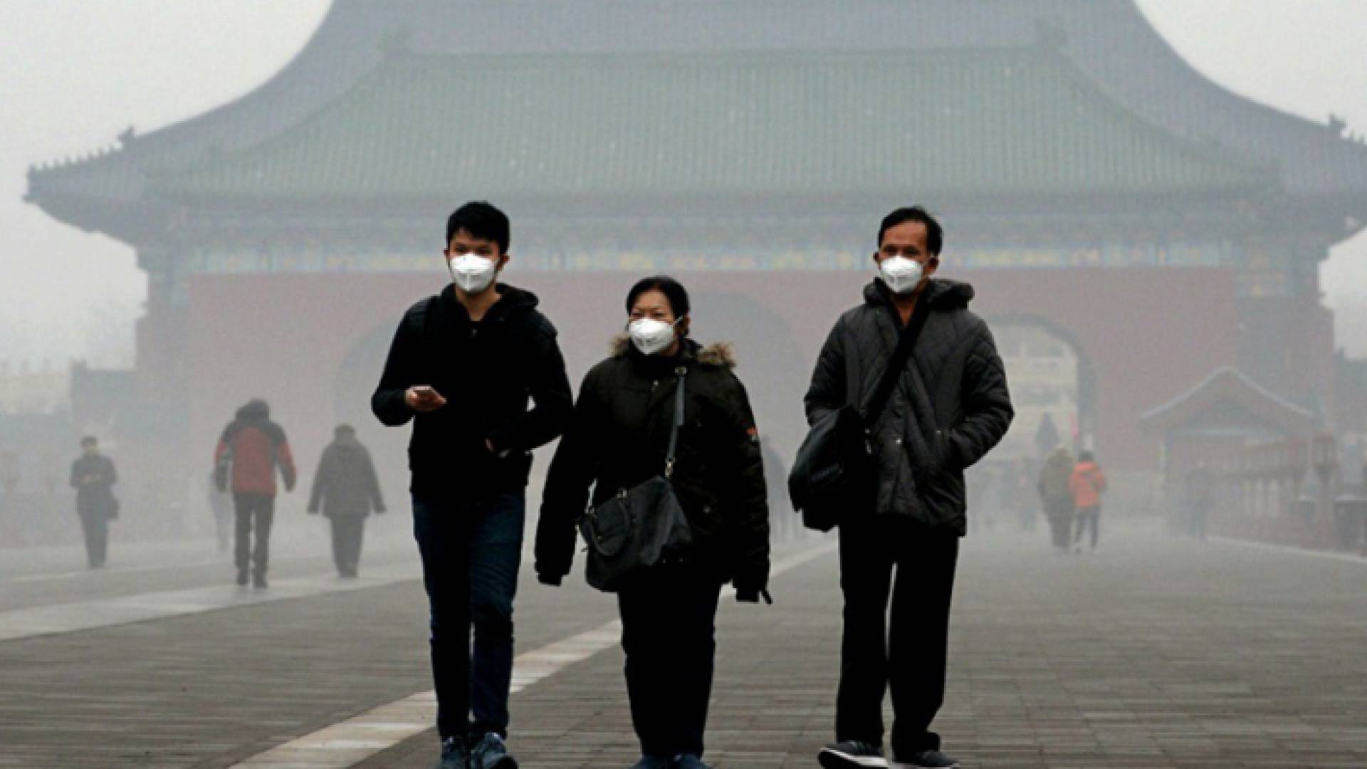 صينيون وسط الأجواء الملوثة في بكين - أرشيفية