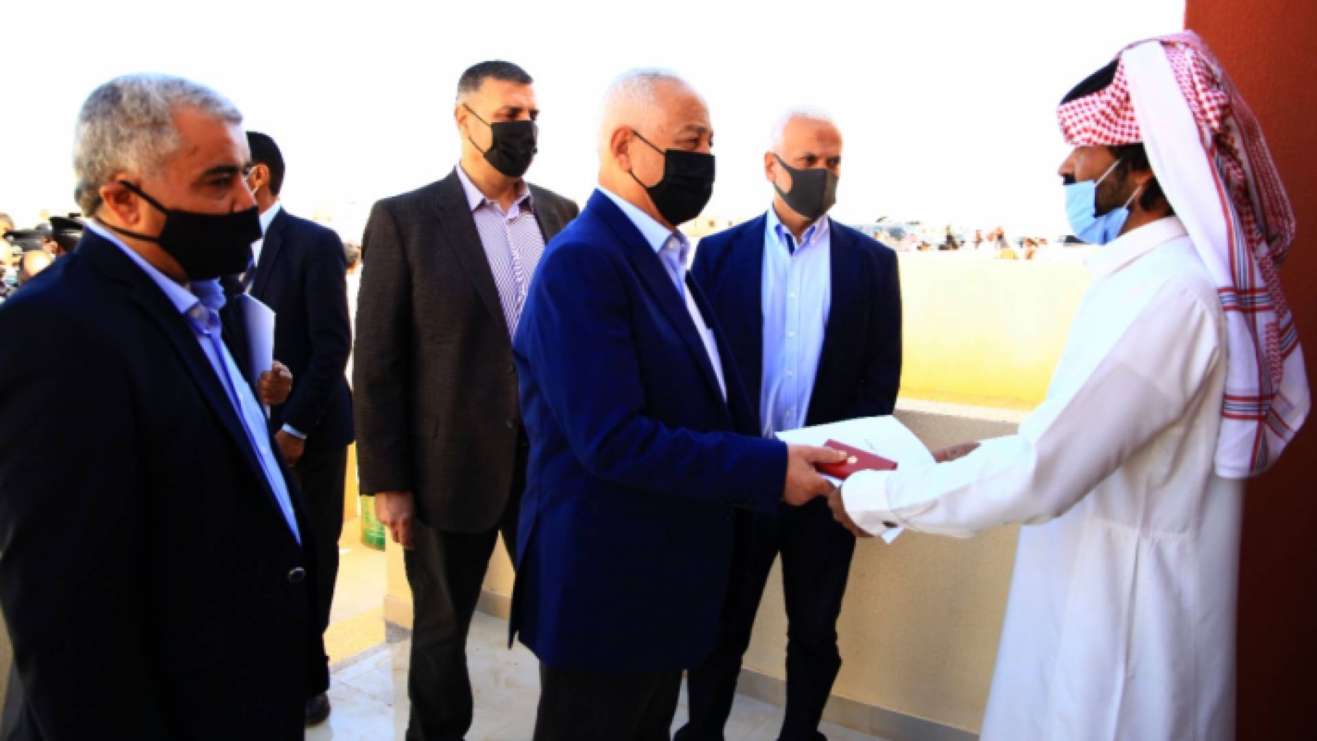 العيسوي يسلم مساكن لأسر عفيفة في الجفر والعقبة