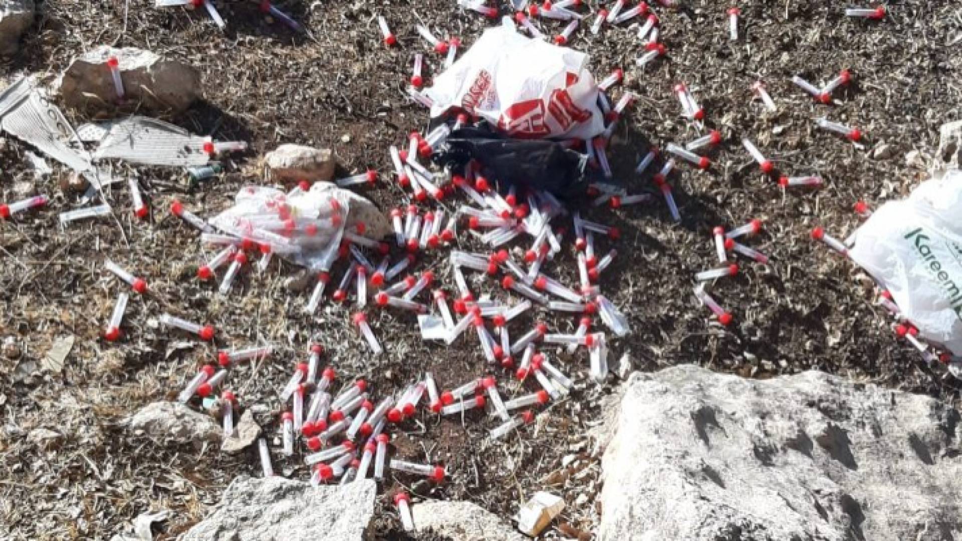 مواطن يرصد إلقاء عينات فحص مخبرية قرب طريق عام في محافظة البلقاء