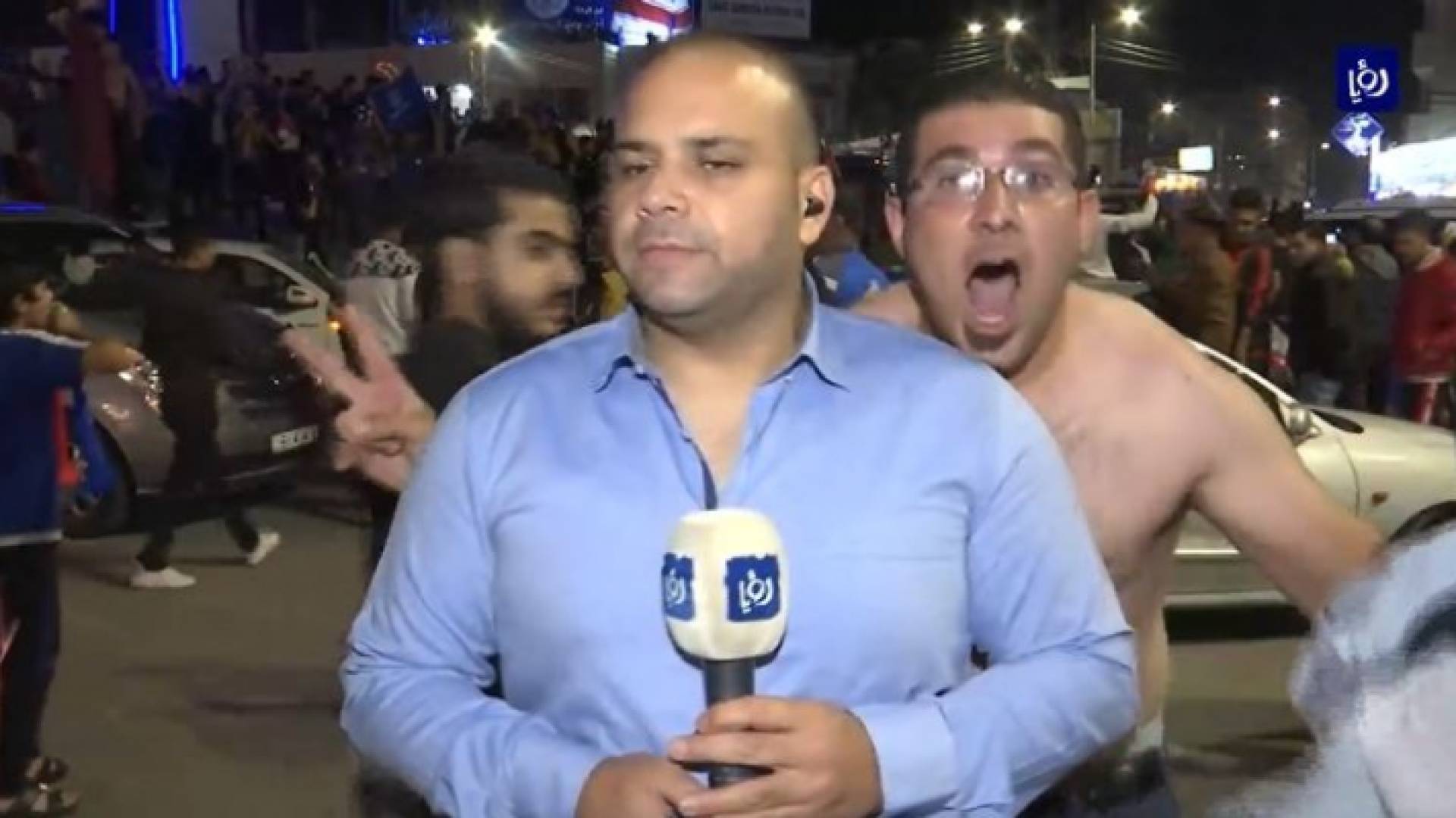 مشجع رمثاوي تفاجأ بوجود مراسل رؤيا على الهواء وهذا ما فعله
