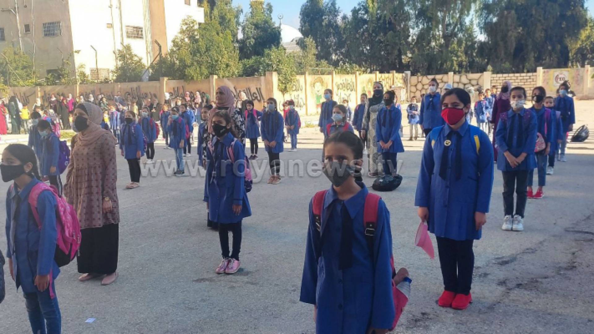 طالبات في الطابور الصباحي - ارشيفية