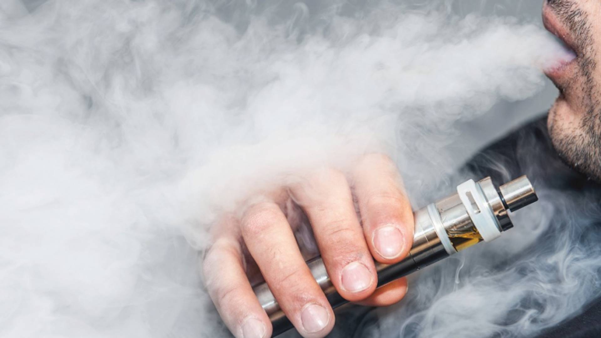 شخص يدخن سيجارة الالكترونية - الصورة أرشيفية