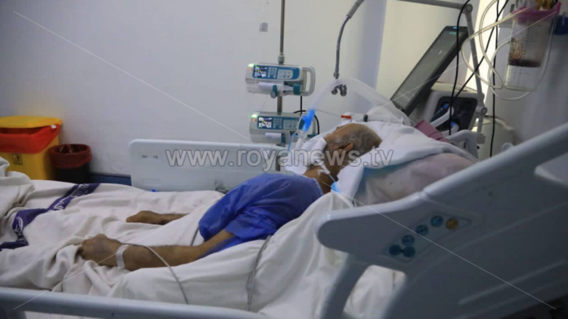 مصاب بفيروس كورونا يرقد على أحد أسرة الشفاء