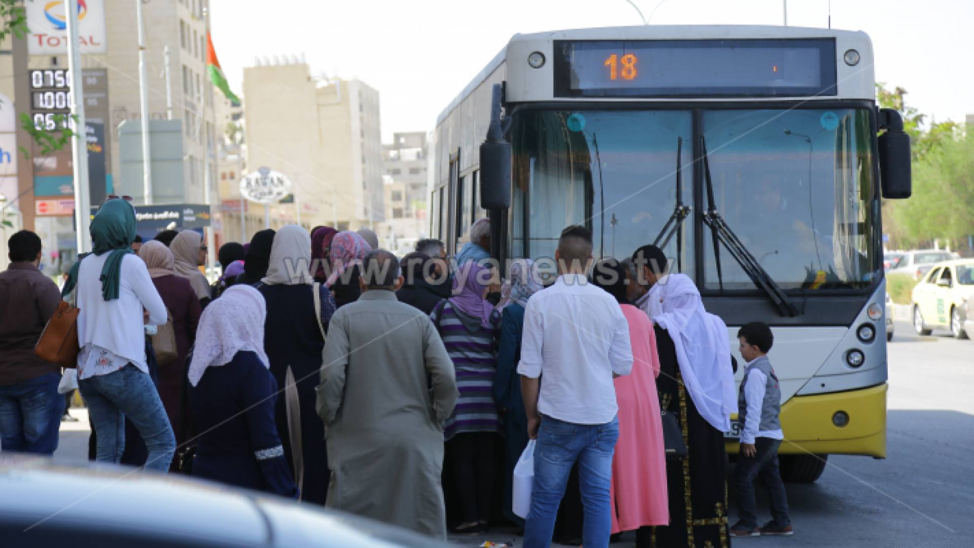 مواطنون يركبون إحدى حافلات النقل العام في عمان - ارشيفية