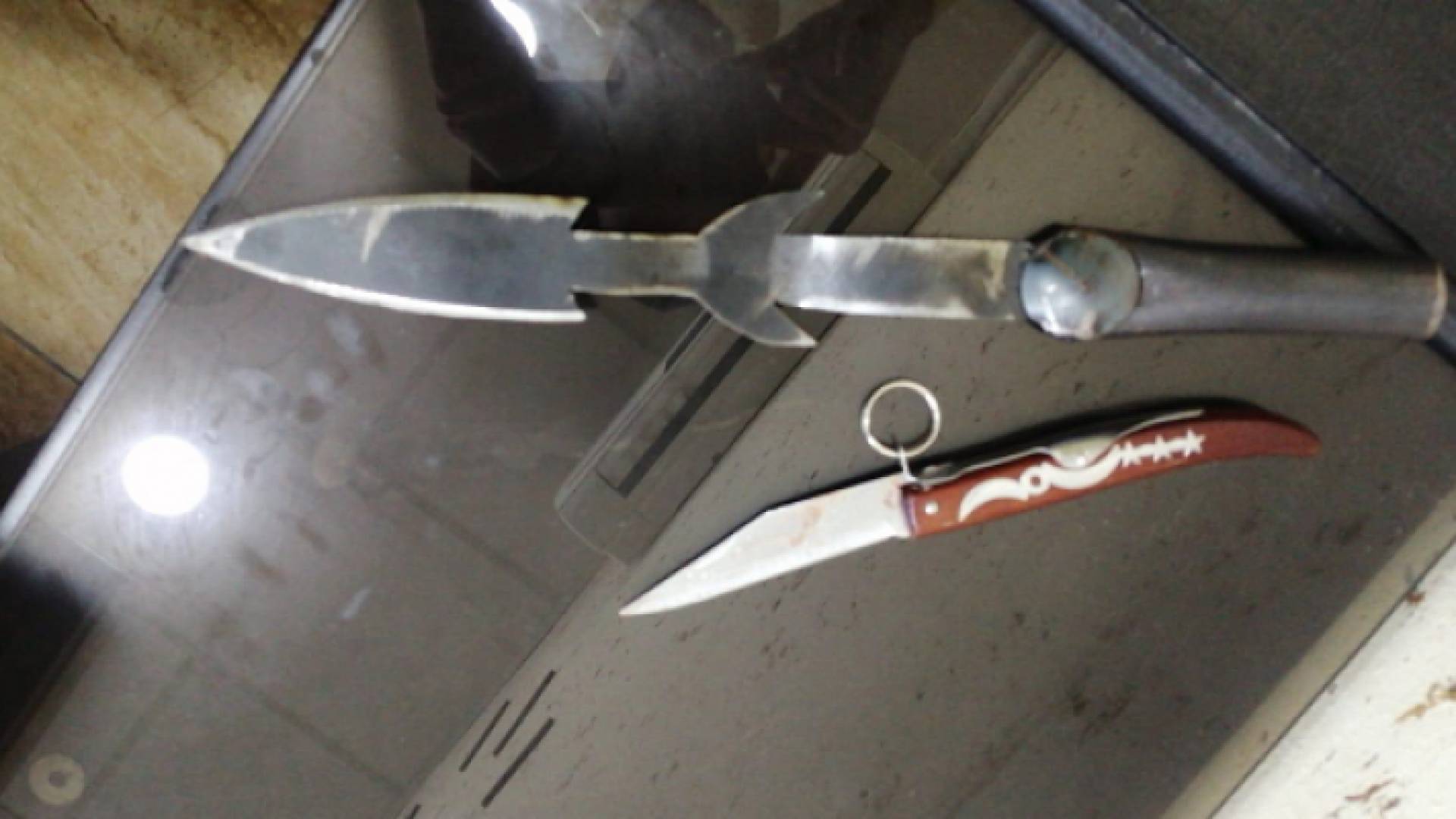 الأدوات الحادة التي ضبطت مع القات أثناء وقوع الجريمة