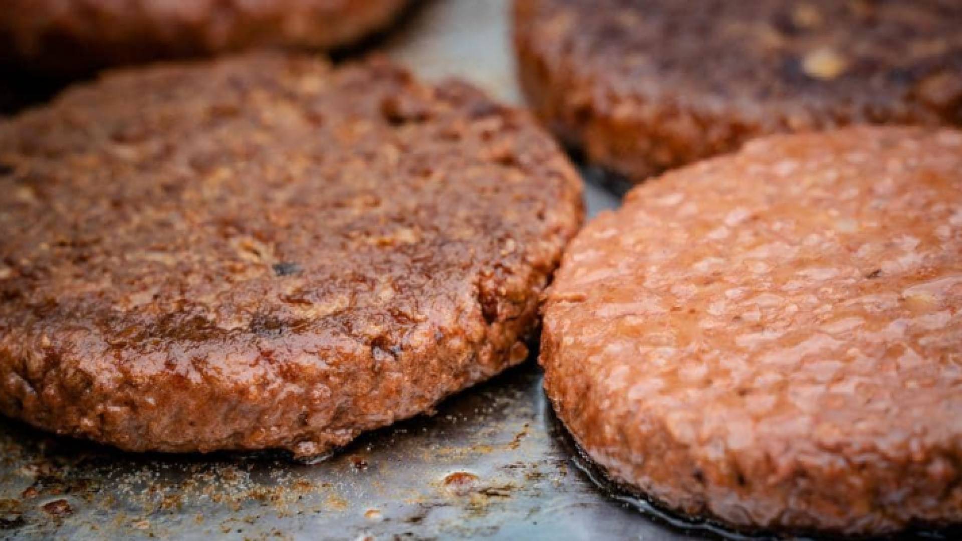 الدهون في اللحوم تزيد خطر الإصابة بالسكتة الدماغية