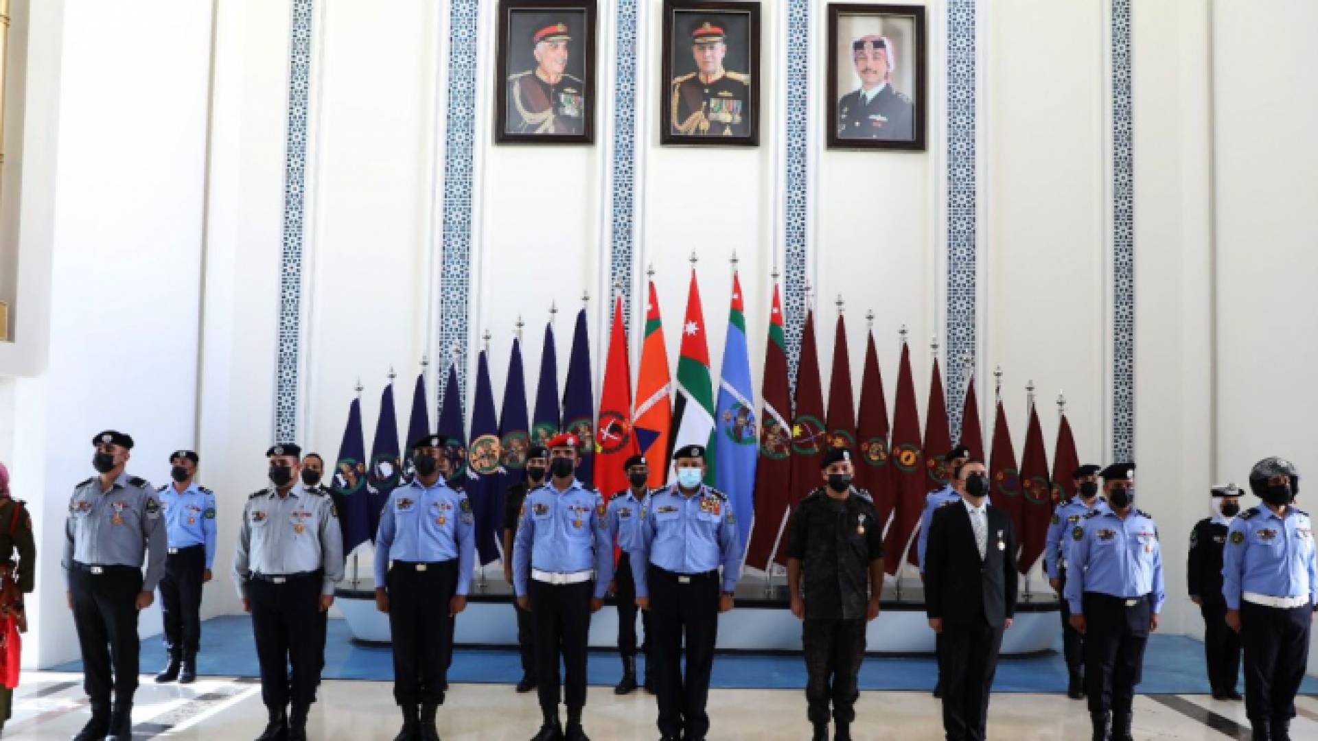 الحواتمة يقلد ميدالية مئوية الدولة الأولى لكوكبة من ضباط صف المديرية