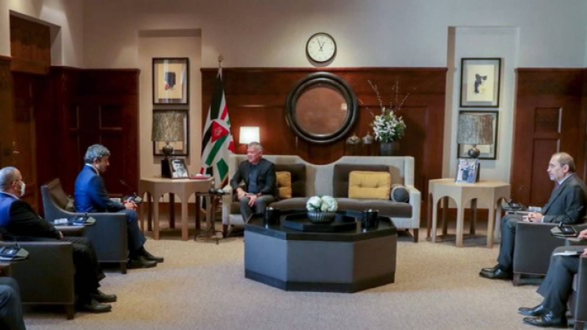 الملك يستقبل وزير الخارجية والتعاون الدولي الإماراتي