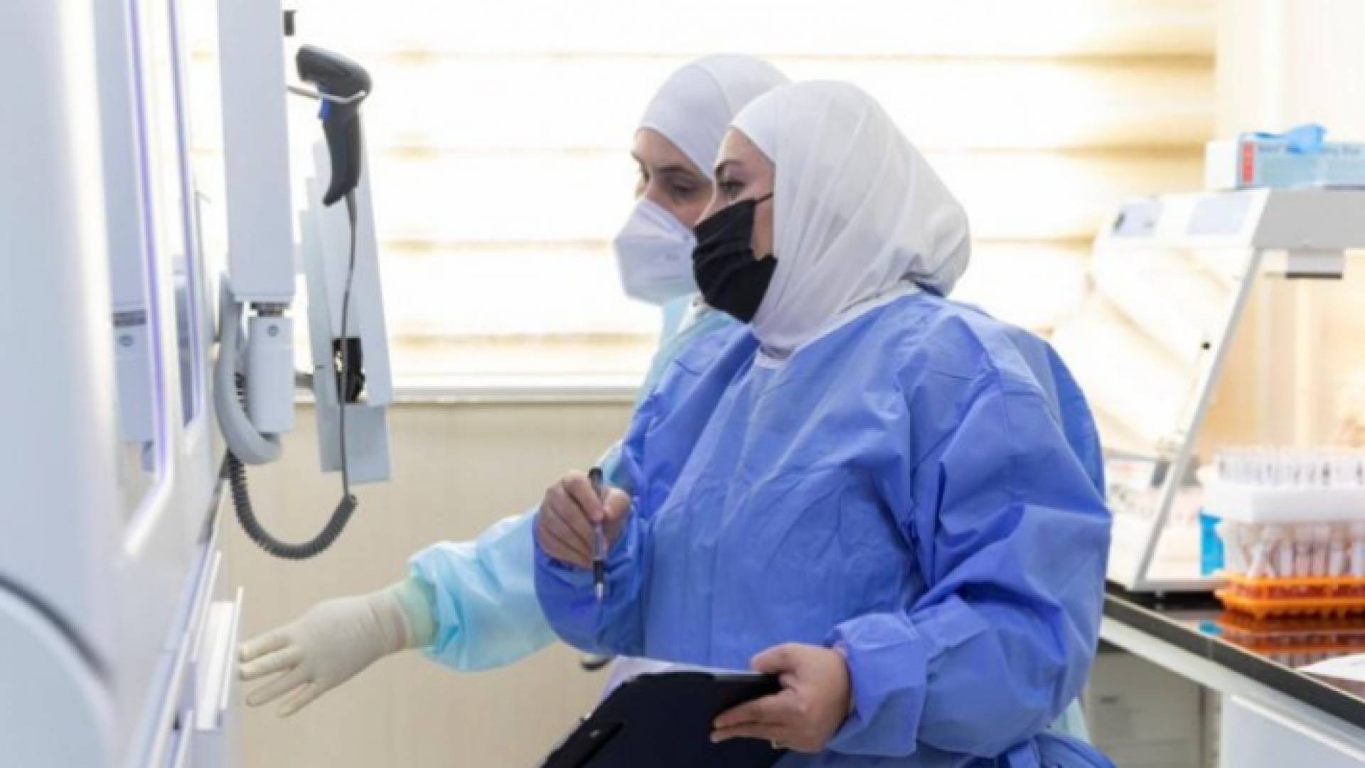 ممرضات يتفقدن نتائج عينات كورونا