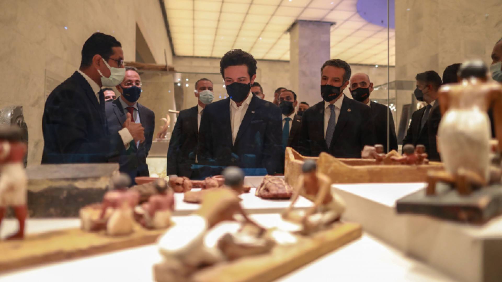 جانب من زيارة سمو الأمير الحسين للمتحف القومي للحضارة المصرية في القاهرة