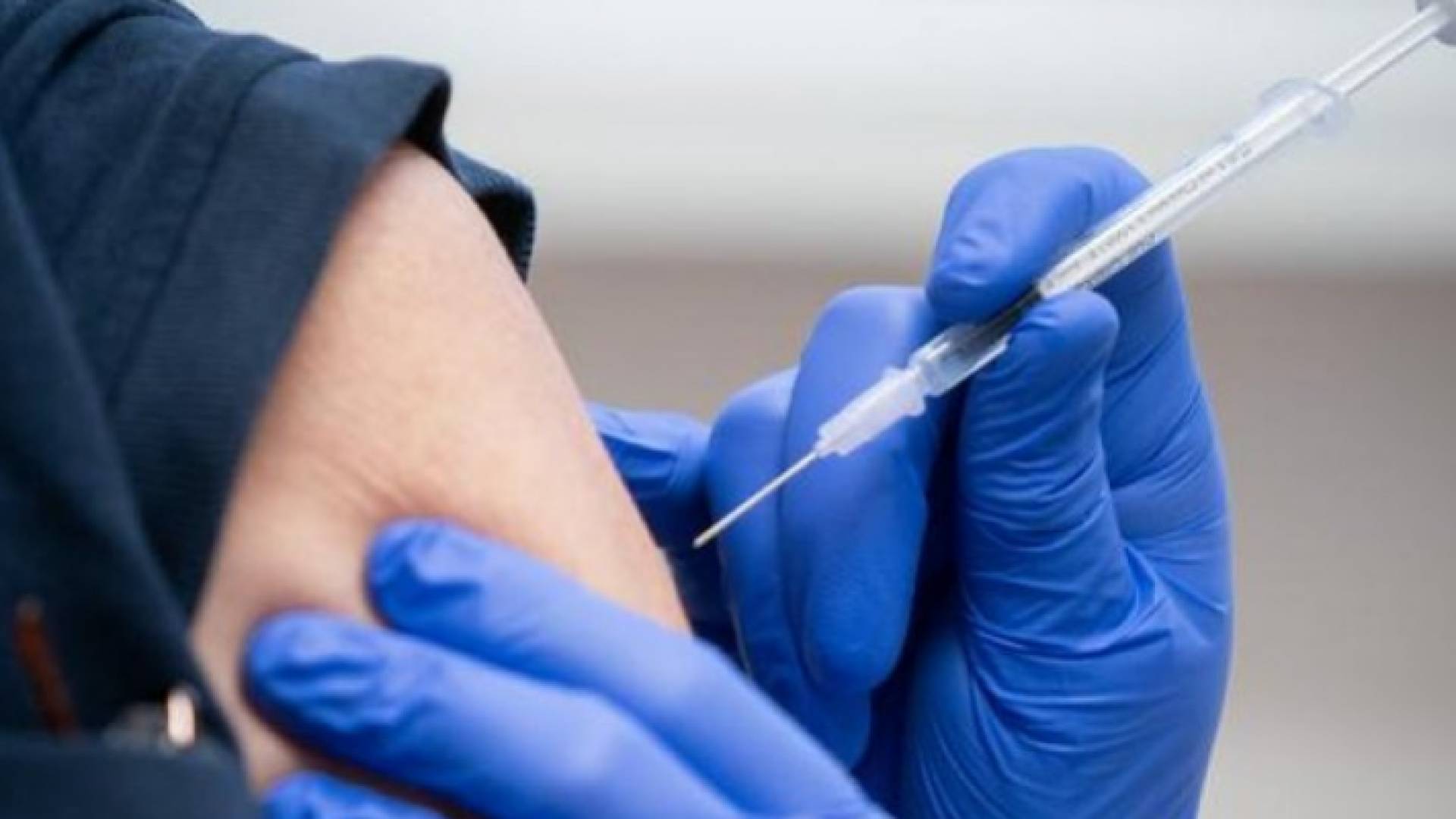 "الأوبئة" توصي بإعطاء الجرعة الثالثة من لقاح كورونا لمن تجاوز 18 عاما