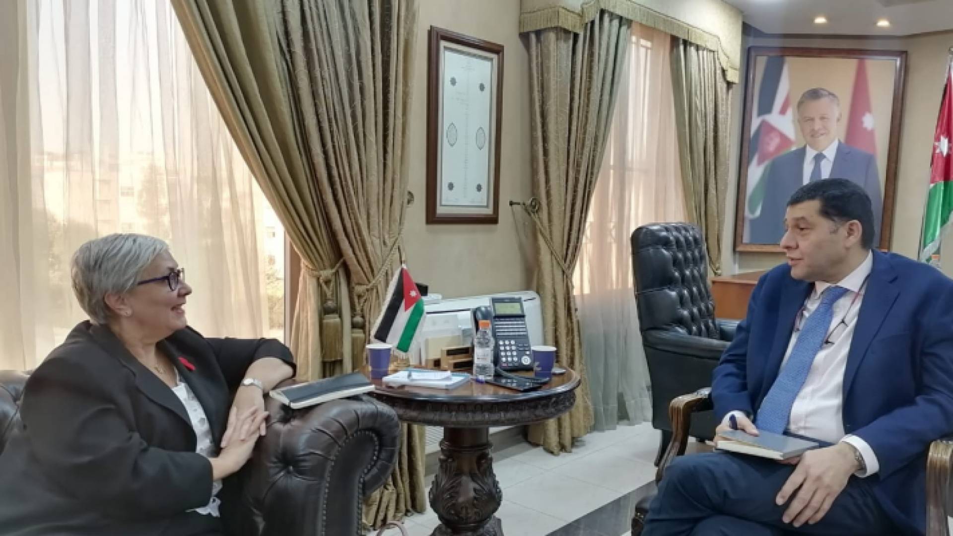 استيتية مع السفيرة الكندية في مبنى الوزارة