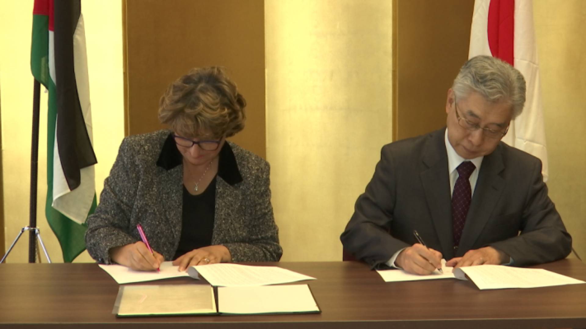 مستشارة وممثلة مجموعة رؤيا الإعلامية هالة زريقات والسفير الياباني لدى الأردن شيمازاكي كاورو