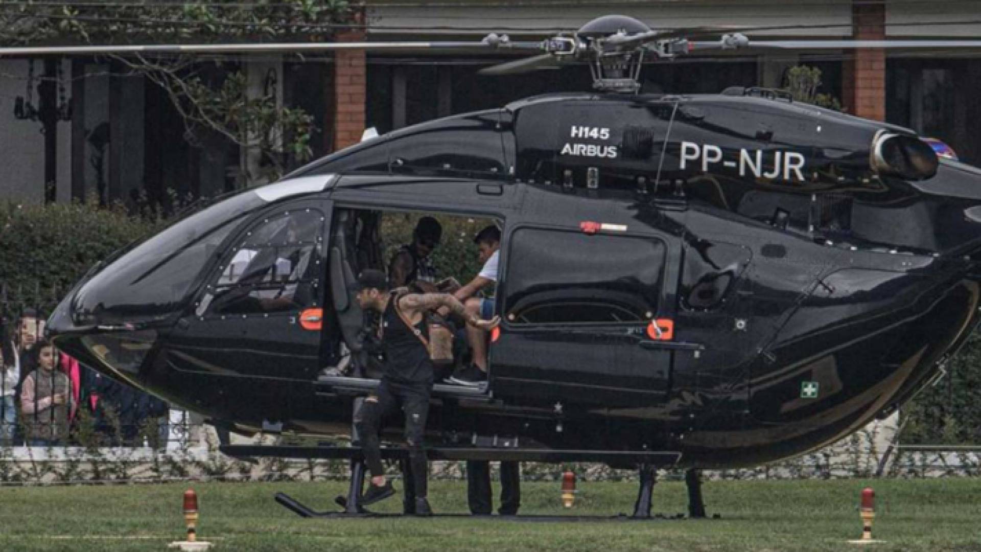 نيمار يصل إلى تدريبات البرازيل على متن مروحية خاصة