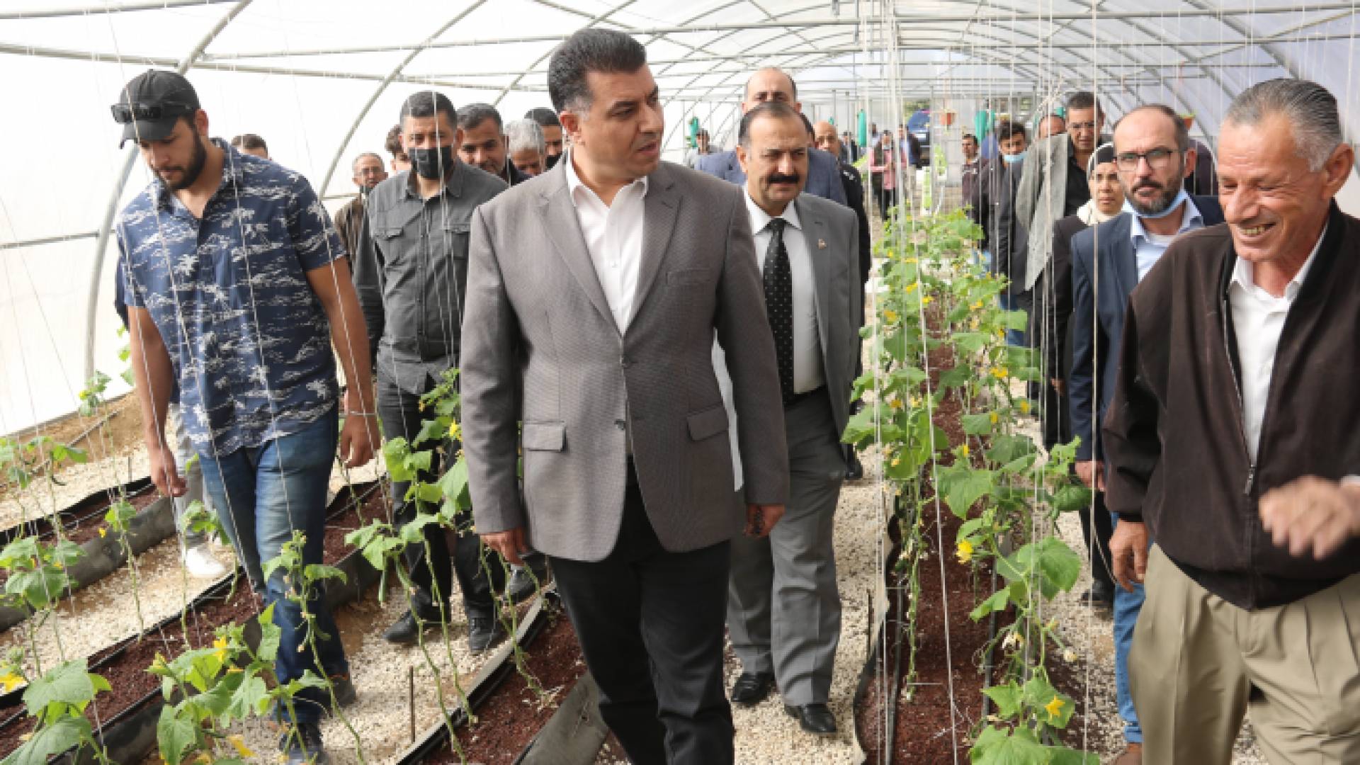 الحنيفات يتفقد مزارعي الوالة والموجب