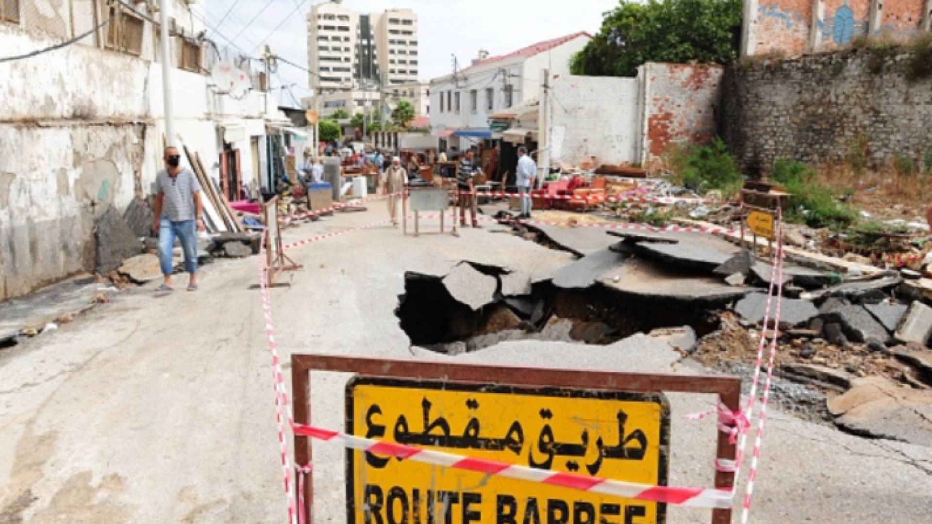جرفت مياه الأمطار الغزيرة منزلهم