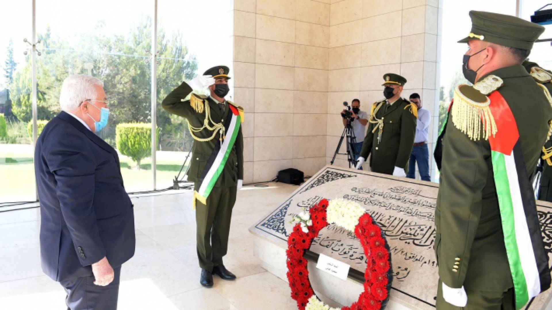 عباس يضع اكليلا من الزهور على ضريح الشهيد عرفات