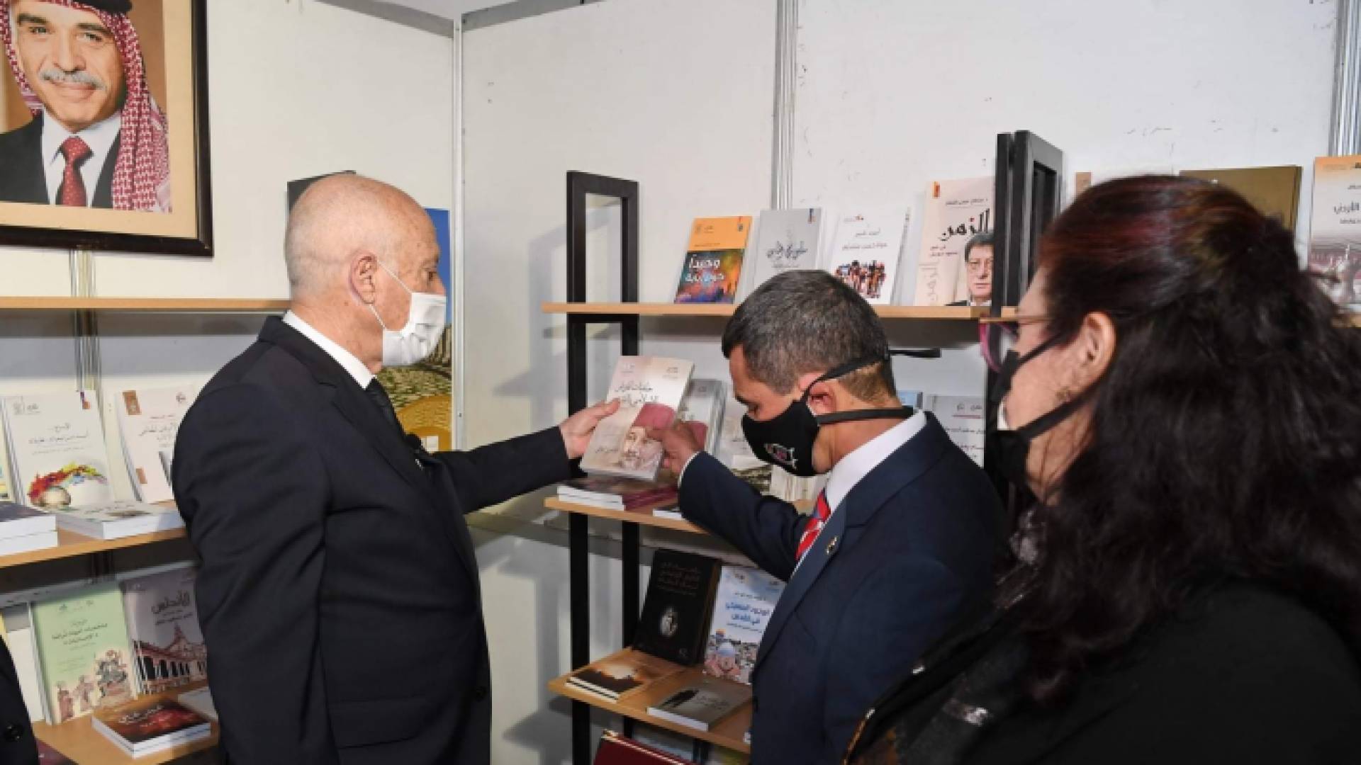 الرئيس التونسي يزور الجناح الأردني بمعرض تونس الدولي للكتاب