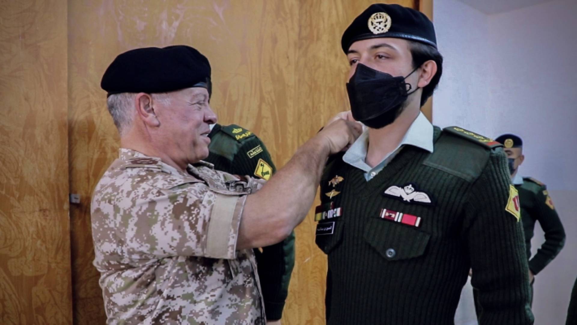 جلالة الملك عبد الله الثاني القائد الأعلى للقوات المسلحة في أثناء ترفيع سمو الأمير الحسين ولي العهد