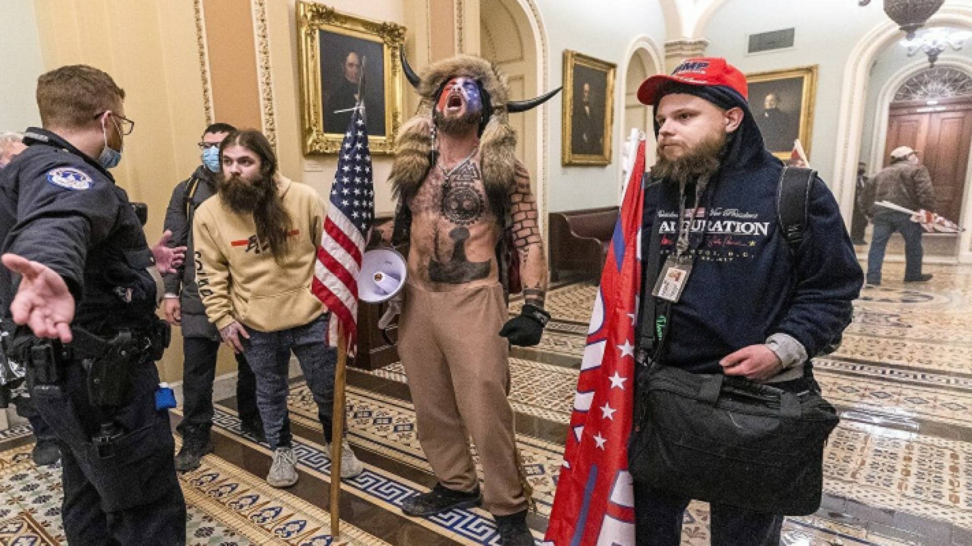 متظاهرون خلال اقتحامهم مبنى الكابيتول