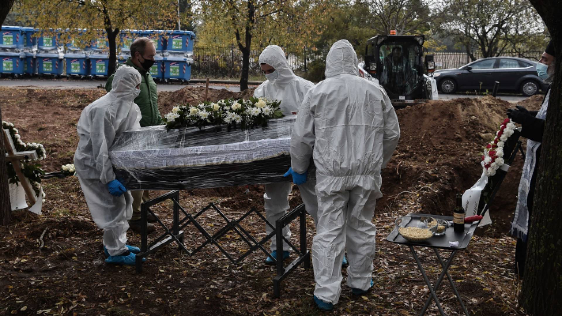 لحظة دفن أحد ضحايا فيروس كورونا