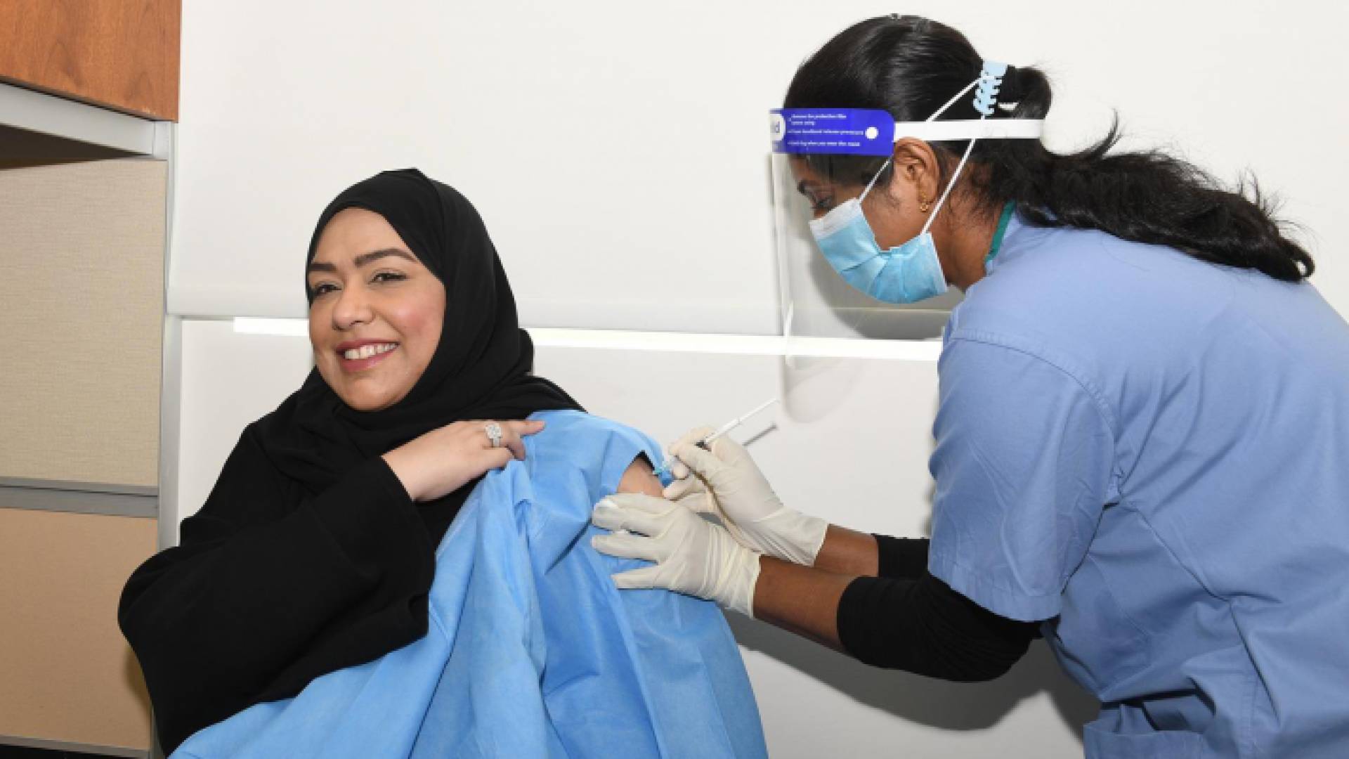 خلال تطعيم إحدى المواطنات القطريات