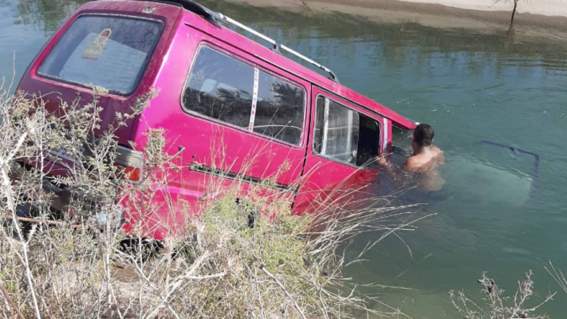 انتشال مركبة سقطت في قناة الملك عبدالله