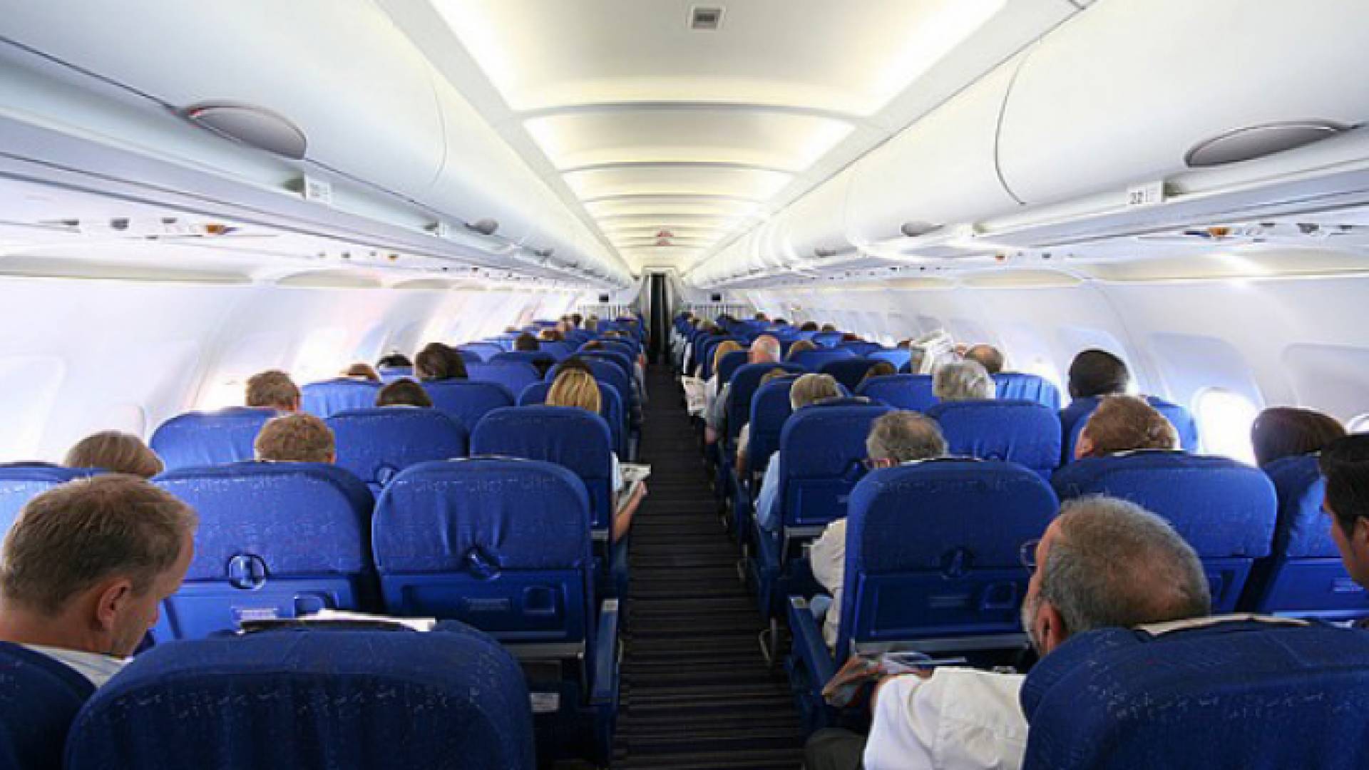 مسافرون في إحدى الطائرات