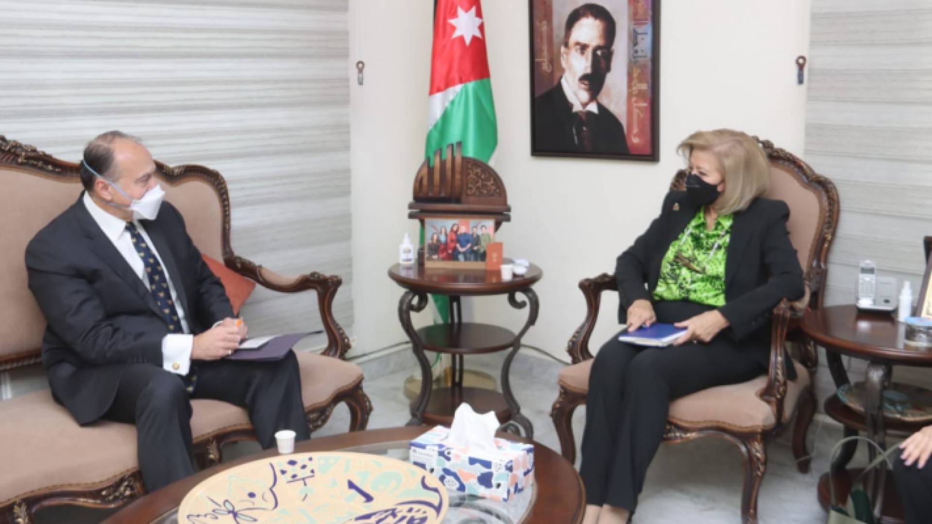 وزيرة الثقافة هيفاء النجار والسفير الأمريكي لدى الأردن هنري ووستر