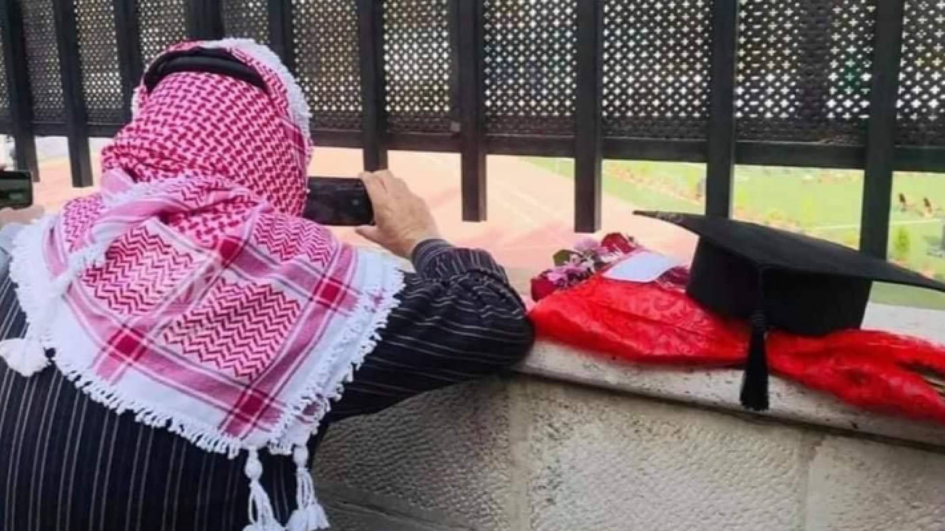 أهالي الخريجين على أسوار المدرج