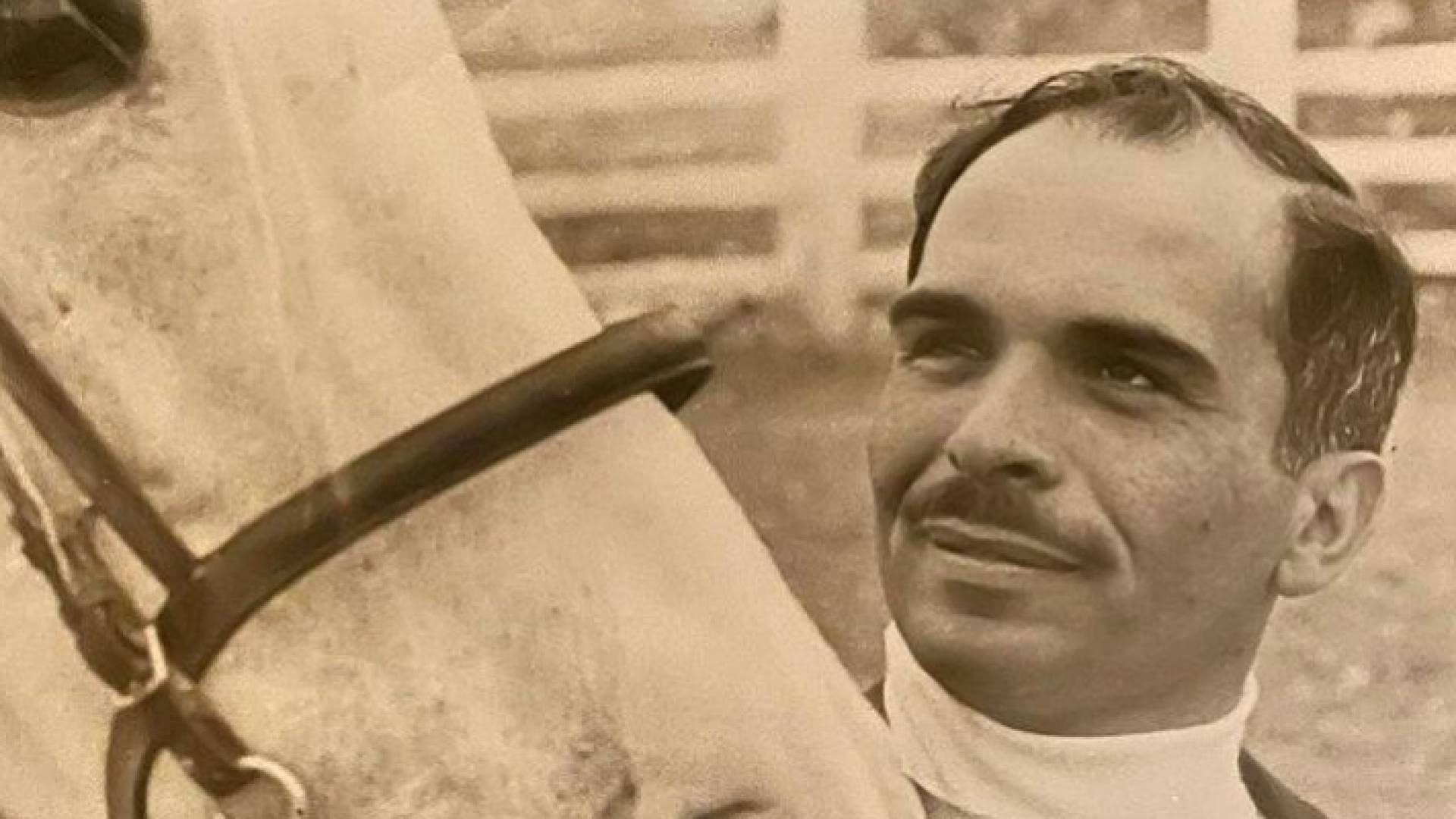 جلالة المغفور له الملك الحسين بن طلال في اسطبلات الخيل في الحمر 1969