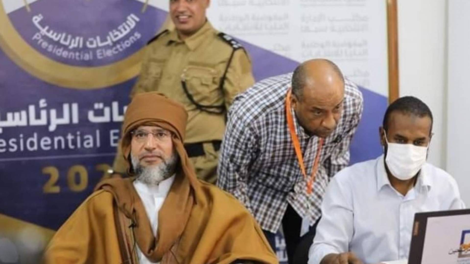 سيف الإسلام القذافي يقدم أوراق ترشحه للانتخابات الرئاسية الليبية