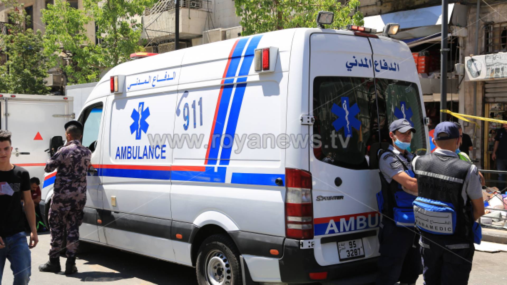 سيارة إسعاف تابعة للدفاع المدني