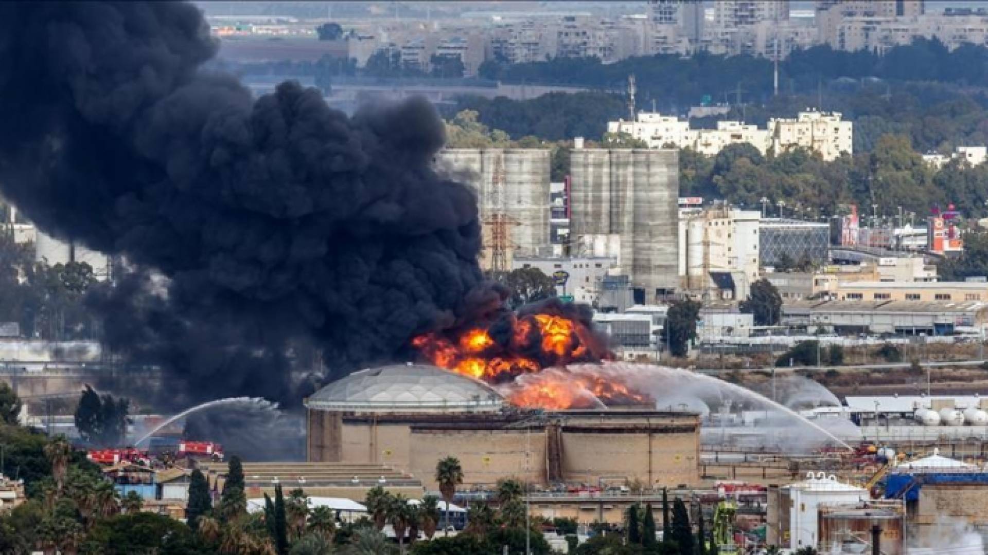 سلطات الاحتلال تحاول السيطرة على احد الحرائق - ارشيفية