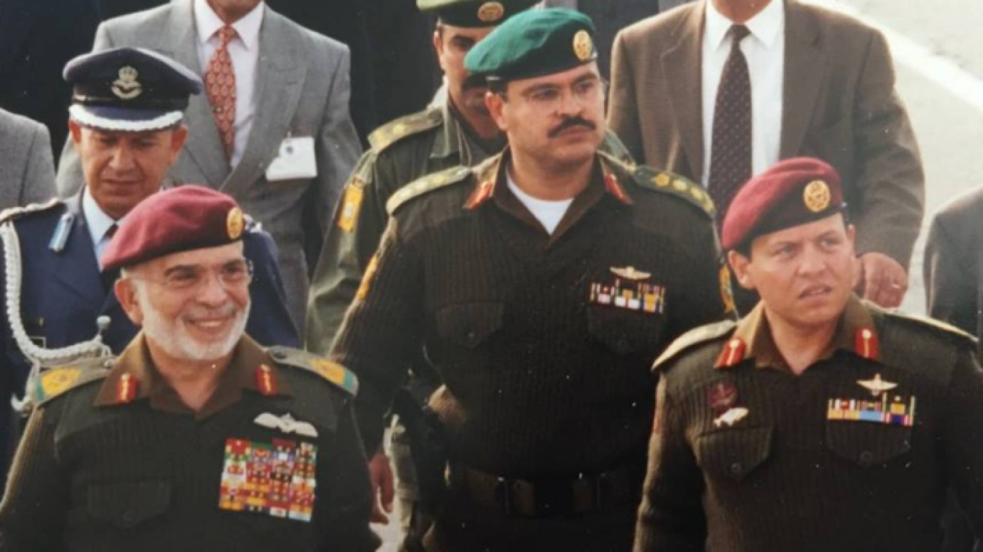 صورة تجمع الراحل الملك الحسين بالملك عبدالله الثاني