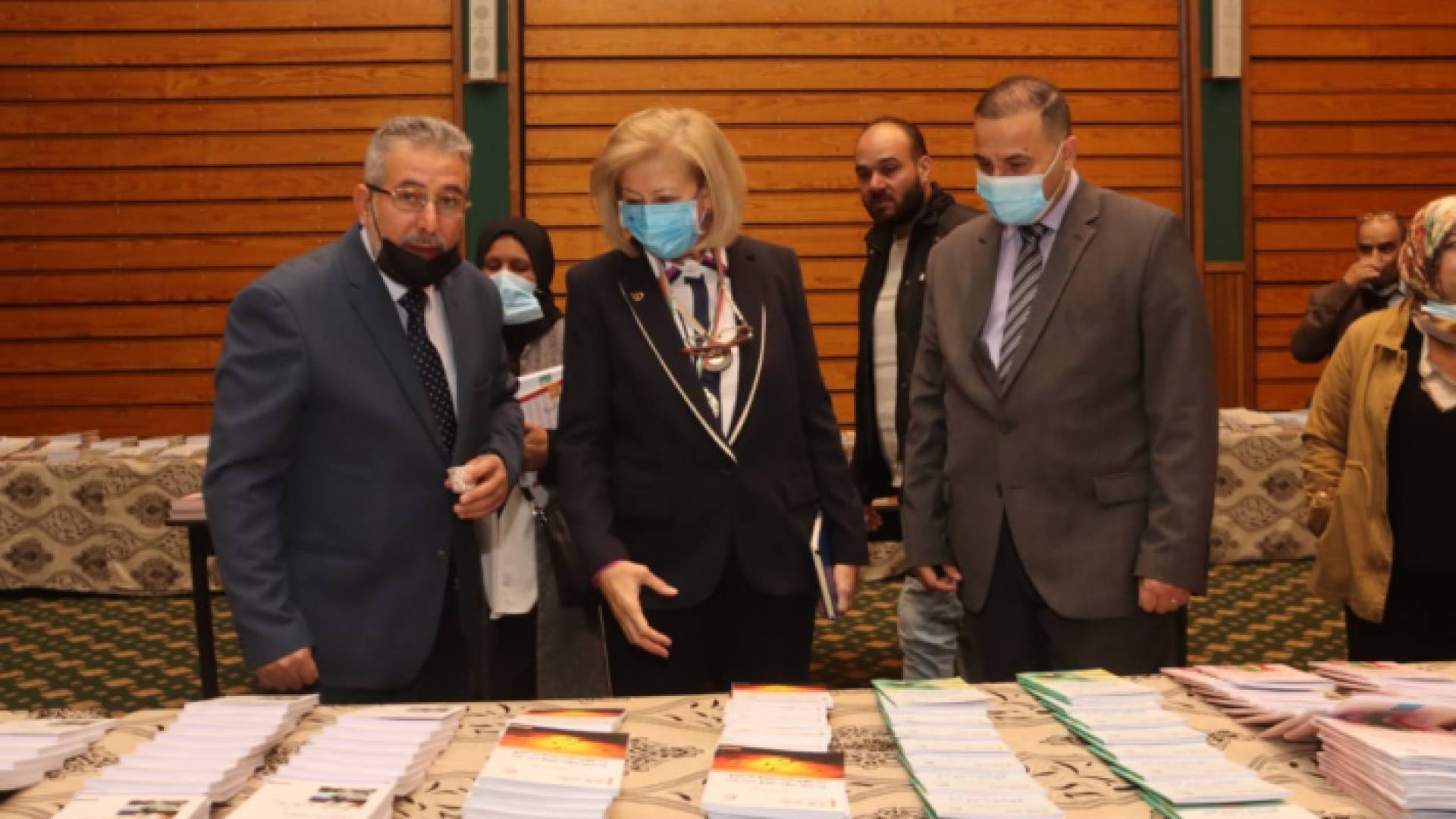 وزيرة الثقافة تفتتح مكتبة الأسرة الأردنية في السلط