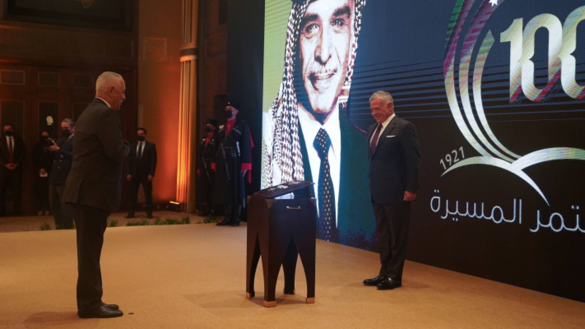 الملك ينعم بوسام مئوية الدولة الأولى