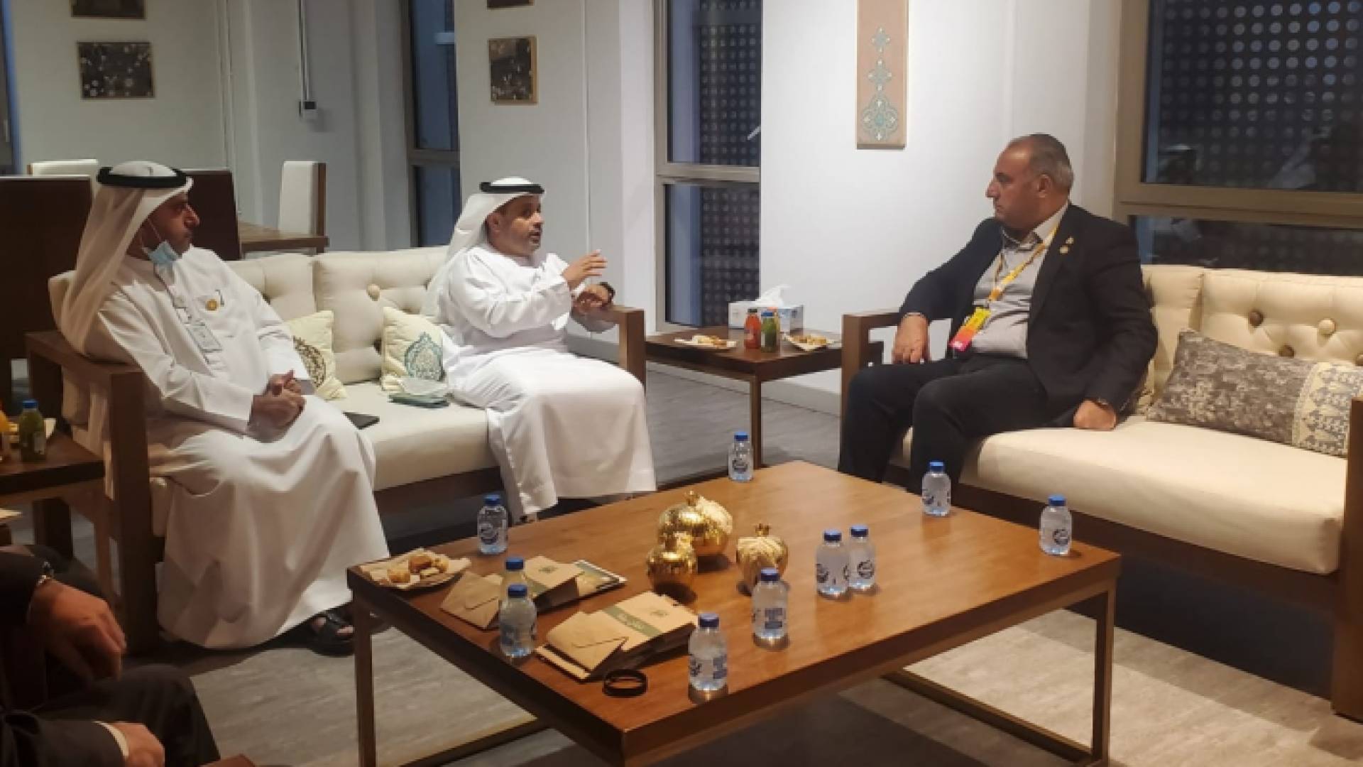 الشواربة يبحث في دبي مع مسؤولين إماراتيين الاستثمار والبيئة