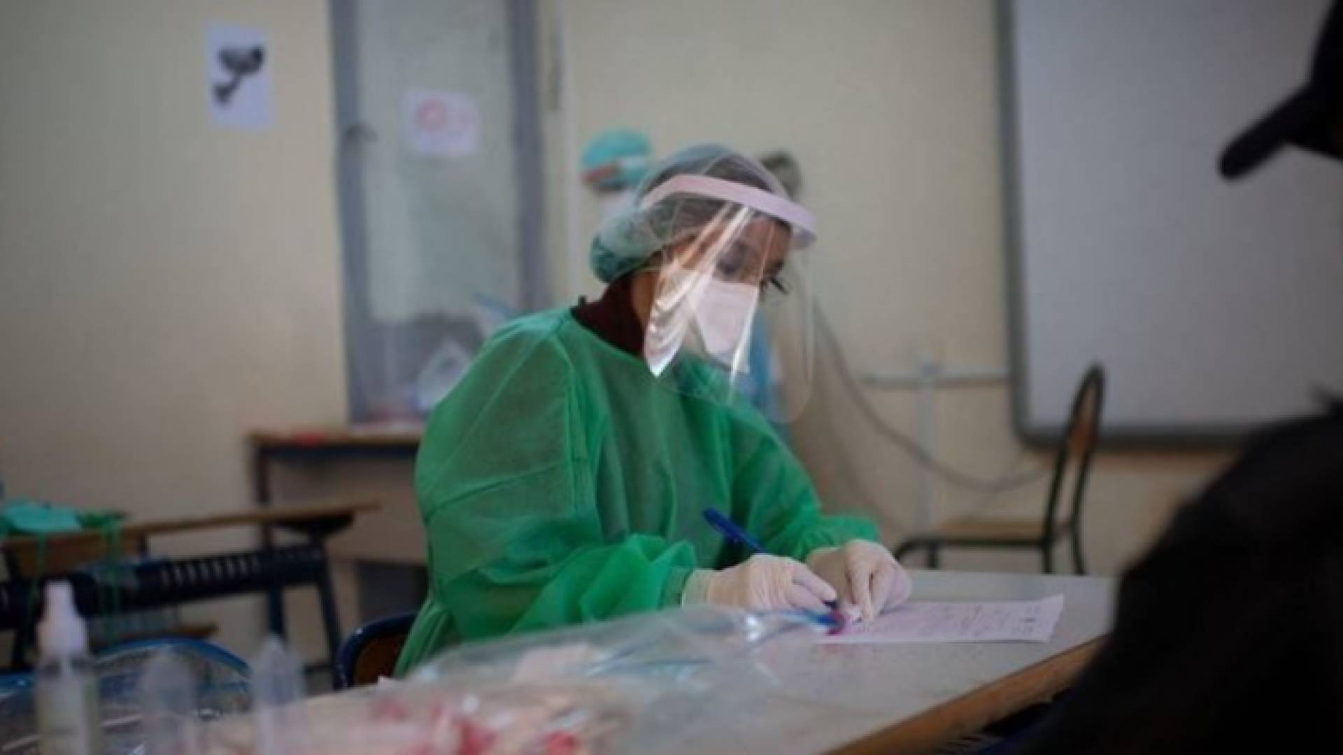 طبيبة تأخذ عينة طبية - ارشيفية