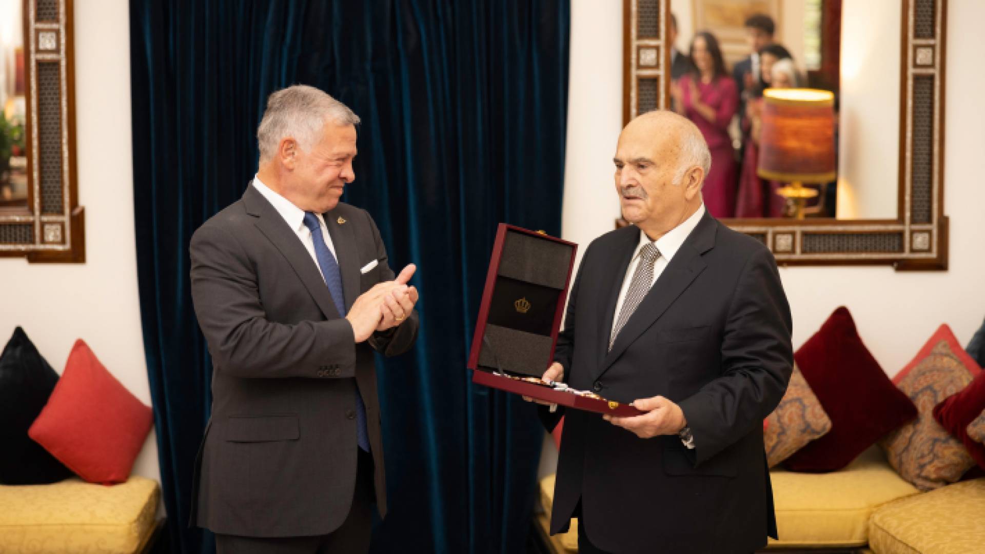 الملك ينعم بوسام مئوية الدولة الأولى على سمو الأمير الحسن بن طلال