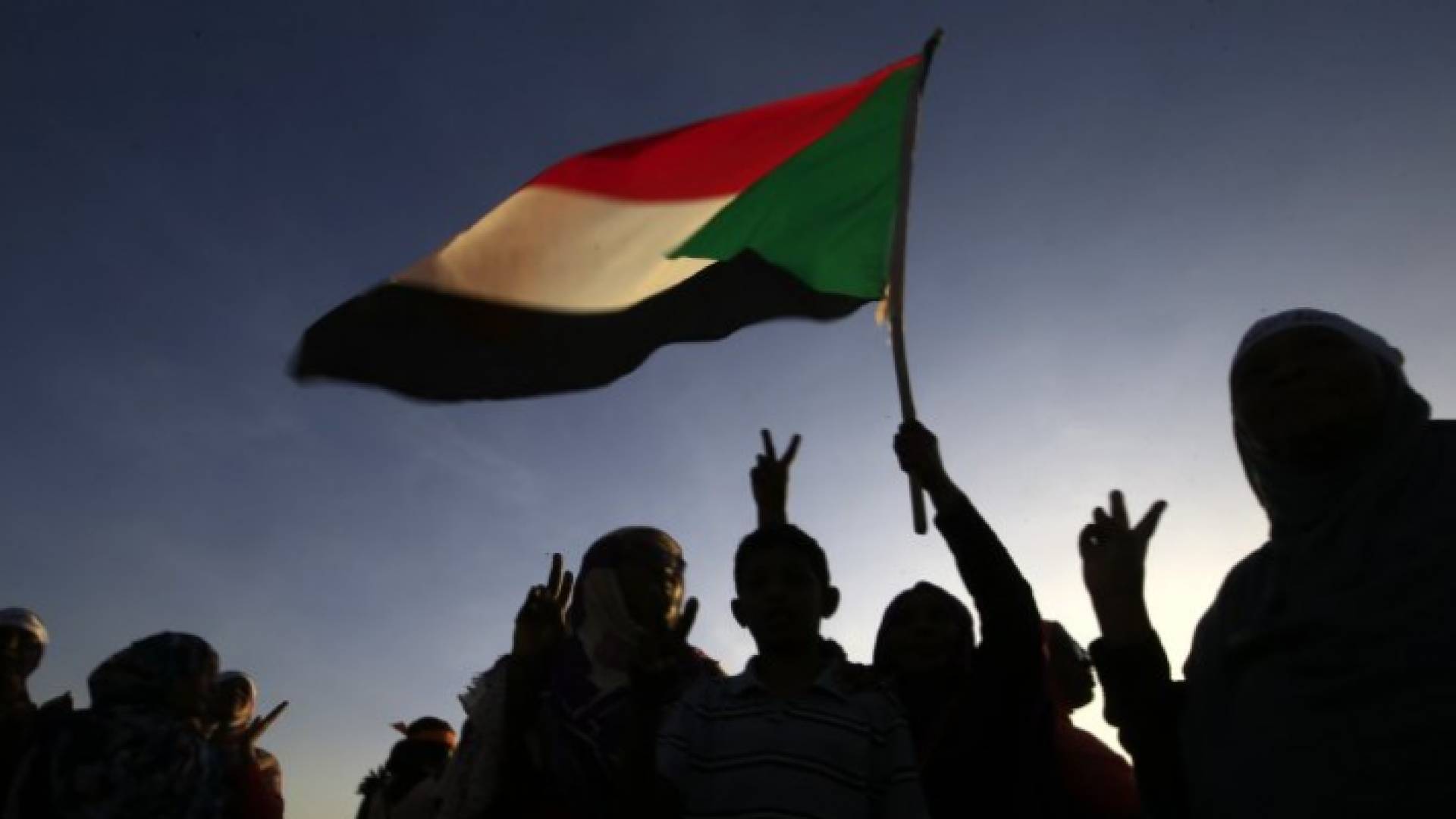 محتجون يرفعون علم بلادهم