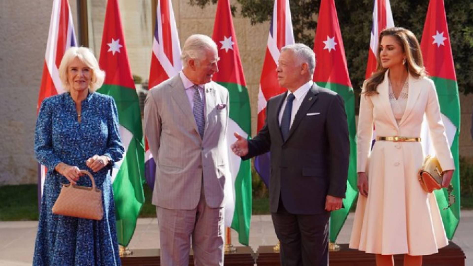 الملك والملكة يسقبلان أمير ويلز