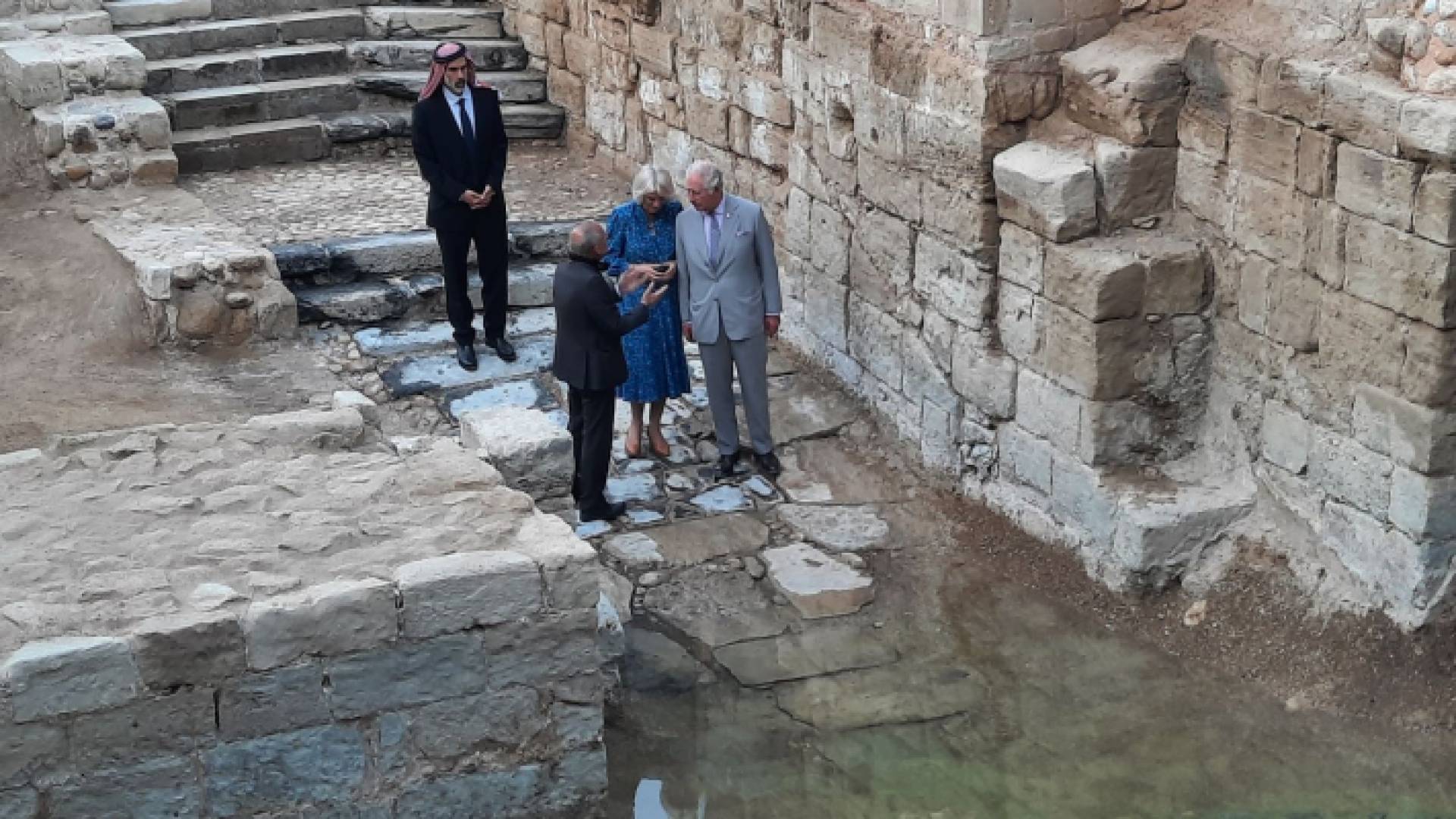 الأمير تشارلز ترافقه دوقة كورنوال يزوران المغطس