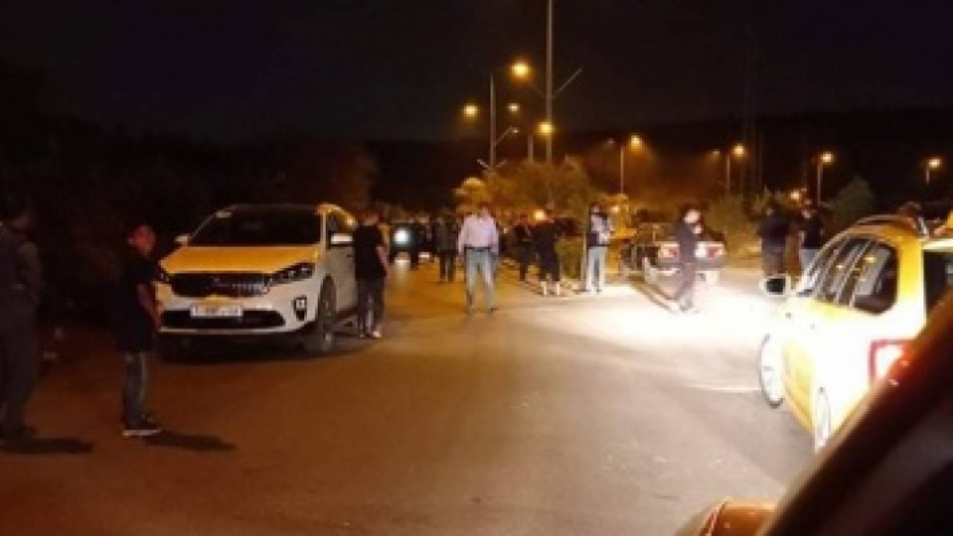 الاحتلال يغلق جزء من مدخل قرية عزون عتمة