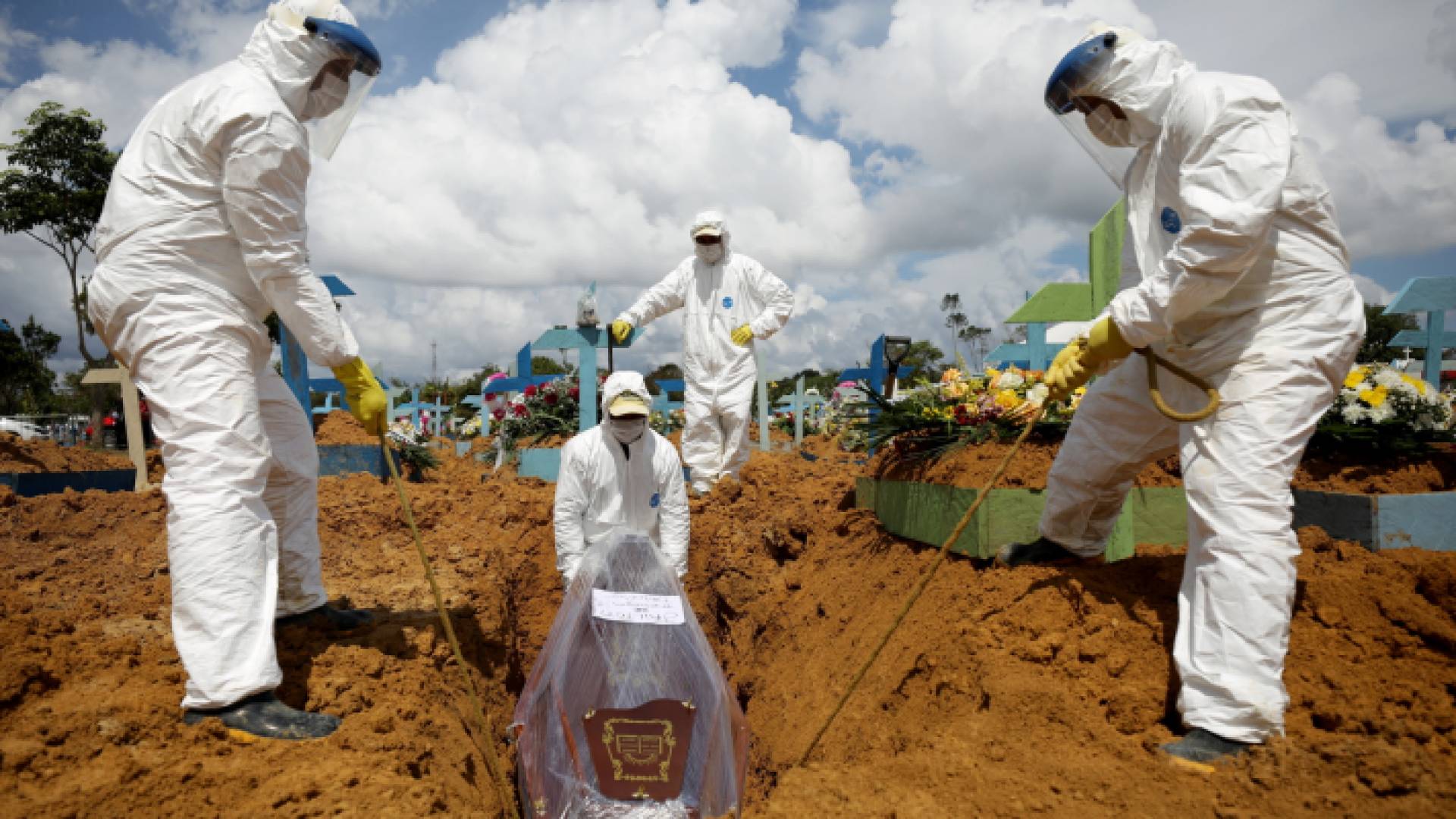 خلال دفن أحد المتوفين فيروس كورونا في المكسيك