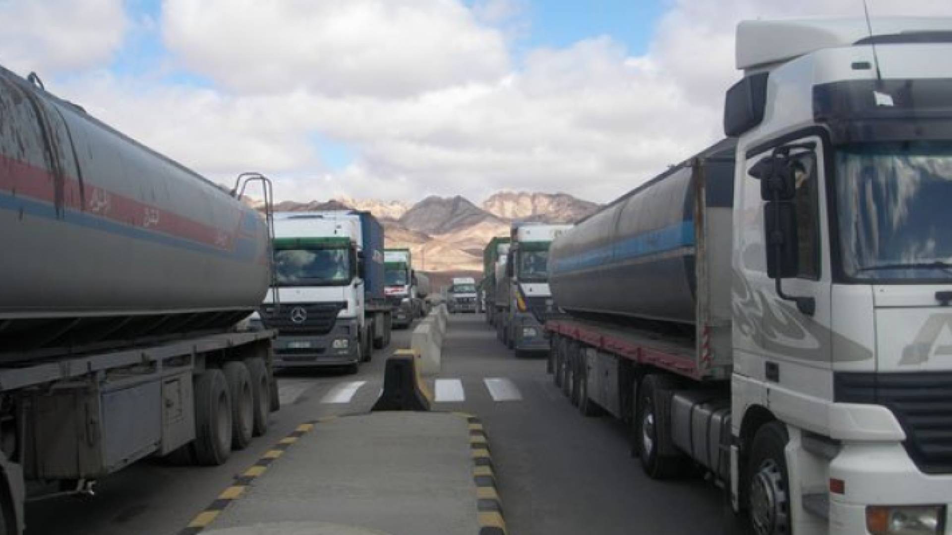 شاحنات محملة بالنفط