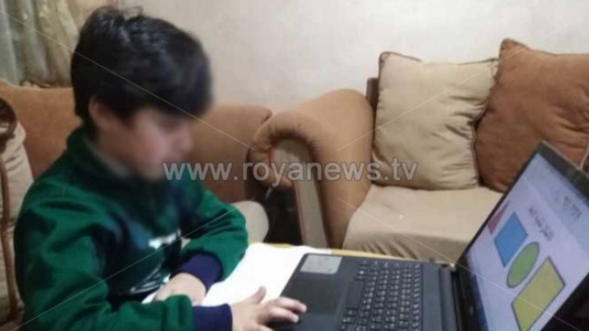 طالب يتعلم عن بعد - أرشيفية